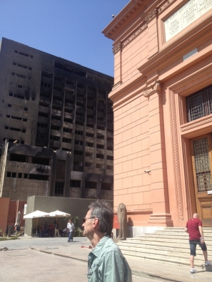 Het gebouw van de partij van Mubarak dat tijdens de revolutie in februari 2012 in de brand werd gestoken. Op dit moment de grootste toeristische attractie in Caïro.